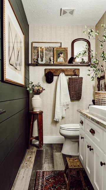 Cozy Bathroom, Vintage Bathroom Decor, Eclectic Bathroom, Cottage Bathroom, Casa Vintage, Brown Bathroom, Vintage Bathrooms, Up House, Bathroom Inspiration Decor