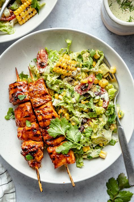 BBQ Chicken Skewer Salad - The Defined Dish - Recipes The Defined Dish, Defined Dish, Sommer Mad, Plats Healthy, Salad Pasta, Summer Recipes Dinner, Health Dinner, Chicken Skewers, Health Dinner Recipes