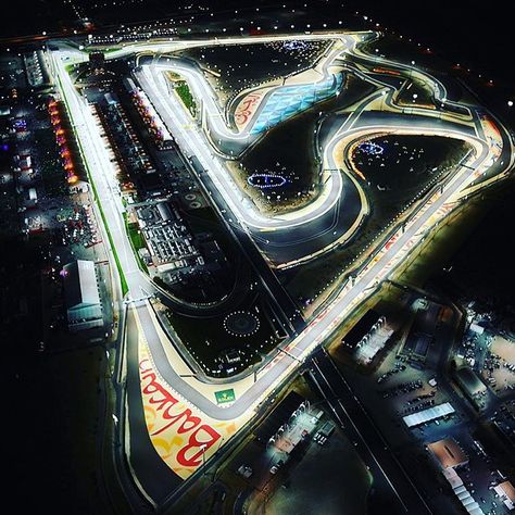 F1 Girlfriend Aesthetic, Aesthetic F1 Wallpaper, Bahrain Circuit, Track Aesthetic, Wallpaper F1, Mclaren Mercedes, Smooth Operator, Michael Schumacher, Night Scene