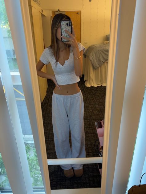 White Brandy Sweatpants Outfit, Brandy Aesthetic Outfits, Brandy Melville Shorts Outfit, Brandy Girl Outfits, Brandy Sweatpants Outfit, Uggs Fashion, Brandy Clothes, How To Style Sweatpants, Brandy Outfits