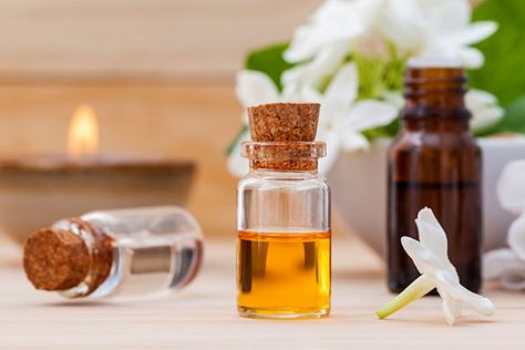 Infused Oil Recipes, Ayurveda Massage, Jasmine Essential Oil, Jasmine Oil, Essential Oils For Skin, Jasmine Flower, Aroma Oil, Infused Oils, Best Essential Oils