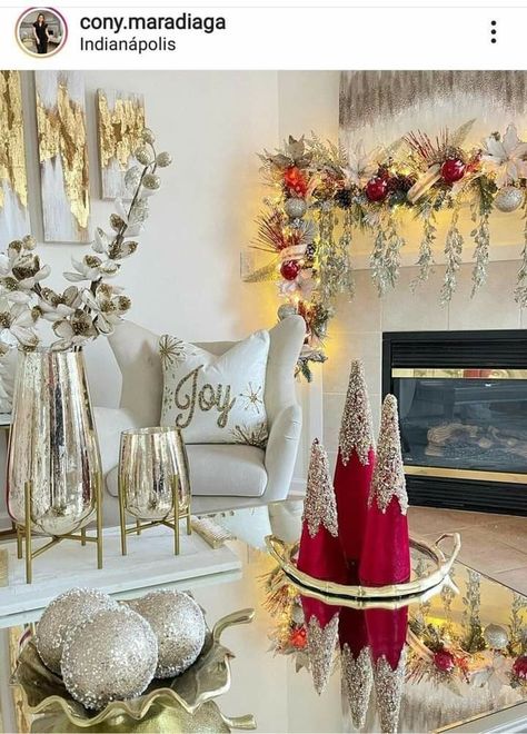 Red White And Gold Christmas Decor Living Room, Red Gold Decor, Xmas Coffee, Elegant Christmas Tree Decorations, Christmas Coffee Table Decor, Pretty Christmas Decorations, Elegant Christmas Trees, Gold Christmas Decorations, Christmas Decorations Living Room