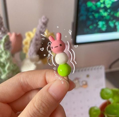 Clay Charm Tutorial, Clay Art Kawaii, Anime Clay Charms, Porcelain Clay Ideas, Clay Ideas For Boyfriend, Cute Clay Diy, Cute Polymer Clay Kawaii, Soft Clay Ideas, Soft Clay Art