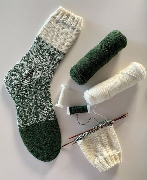 Crocheting Socks, Handknit Socks, Knit Collage, Socks Knitting, Crochet Boots, Hand Knit Socks, Crochet Weaves, Sock Knitting Patterns, Knitted Socks