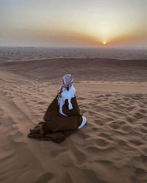 Sahara Desert Outfit, Best Time To Study, Modest Aesthetic, Fire Photography, Black And White Cartoon, Muslim Couple Photography, Bff Photoshoot Poses, Arab Beauty, Hijabi Aesthetic