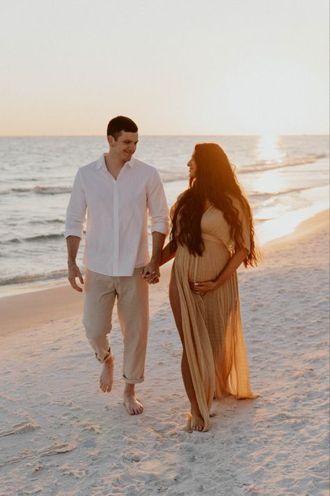 Foto Gender Reveal, Pregnancy Photoshoot Beach, Maternity Shoot Beach, Beach Maternity Photoshoot, Couple Maternity Poses, Beach Maternity Pictures, Maternity Photography Beach, Shooting Couple, Maternity Photography Poses Outdoors