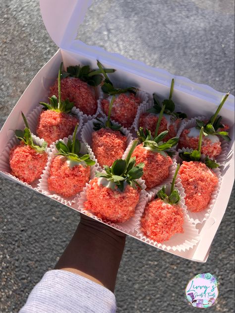 Strawberry Crunch Chocolate Covered Strawberries, Cereal Covered Strawberries, Strawberry Crunch Strawberries, Crunch Chocolate, Sweets Ideas, Strawberry Treats, Strawberry Crunch, Chocolate Covered Fruit, Bakery Ideas