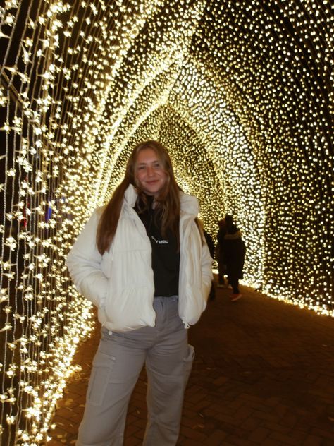 Poses With Christmas Lights, Cute Christmas Light Outfits, Christmas Light Poses Photo Ideas, Christmas Lights Insta Pics, Christmas Light Picture Ideas, Christmas Lights Picture Ideas, Christmas Lights Instagram Pictures, Outdoor Christmas Lights Photoshoot, Christmas Lights Poses