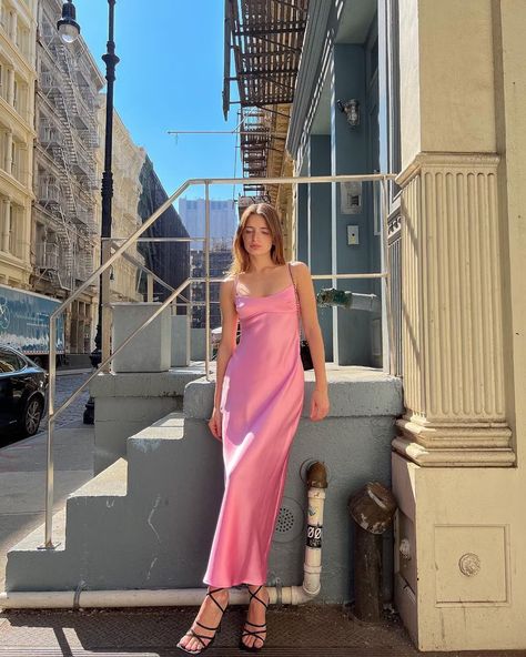 Satin Dress Aesthetic, Satin Dress Outfit, Wedding Guest Dress Formal, Satin Party Dress, Simple Satin, Party Dress Wedding, Pink Satin Dress, Dress Wedding Guest, Romantic Outfit