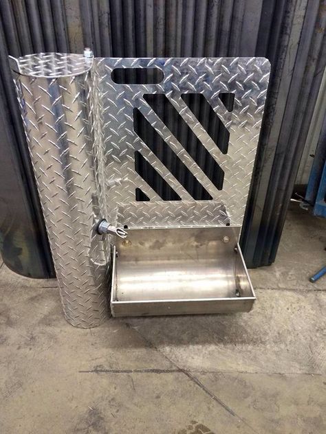 Pig feeder and water in one! Show Pig Barn, Show Pig Pen Ideas, Show Pigs, Pig Feeder, Pig Waterer, Livestock Showing, Pig Showing, Pig Breeds, Raising Pigs