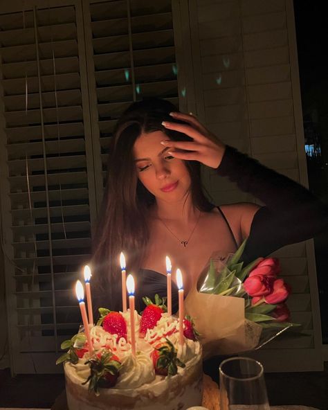 Birthday Mood Pics Aesthetic, Birthday Cake Insta Pics, 20th Birthday Aesthetic Photos, 19th Birthday Aesthetic Pictures, Bday Pics Aesthetic, B Day Pictures Photo Ideas, Aesthetic Birthday Pics With Cake, 20th Birthday Aesthetic Ideas, Aesthetic Decoration Birthday