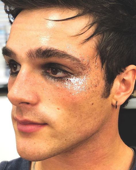 nate jacobs from euphoria wearing glitter eyeliner Editorial Make-up, Euphoria Men, Matte Make Up, Fest Outfits, Male Makeup, Kesha, Festival Makeup, Make Up Looks, Up Halloween