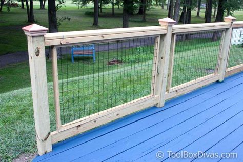 How Easily Build and Install Deck Railing using fencing wire to look like Hog wire panel deck railing. Custom Deck Railing, Wire Deck Railing, Wood Deck Railing, Timbertech Decking, Chicken Wire Fence, Cable Railing Deck, Deck Railing Ideas, Deck Railing Design, Laying Decking