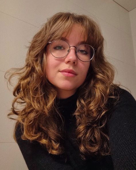 Wavy Hair Bangs Glasses, Wavy Hair Bangs Square Face, Whisky Bangs Curly Hair, Bangs 2b Hair, Wispy Bangs Round Face Curly Hair, Wispy Bangs Round Face Wavy Hair, Wispy Face Framing Bangs Curly Hair, Curly Bangs With Glasses, Wavy Hair With Glasses