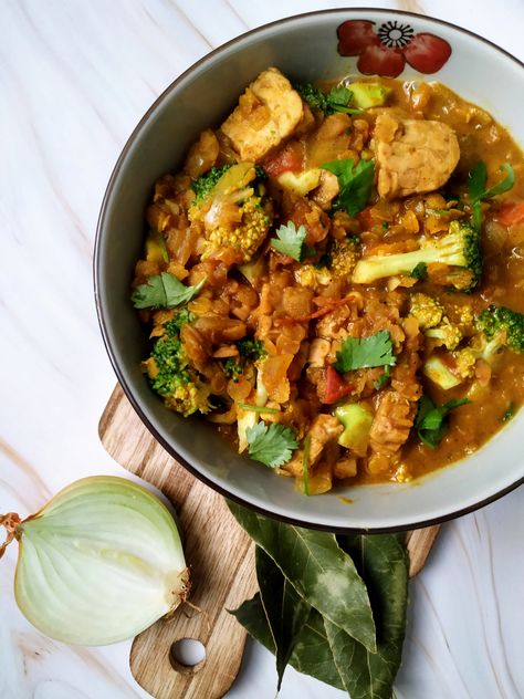 Tempeh Curry with Broccoli - VeganEasy.org Vegan Tempeh Dishes, Tempeh Kale Salad, Tempeh And Broccoli, Vegan Tempeh Salad, Tempeh Broccoli, Vegetable Stock Cubes, Tempeh Recipes, Coconut Milk Curry, Lentil Curry