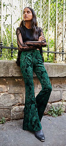 Green floral flare pants | boho pants | bell-bottoms | flares | boho-chic | casual-chic | bohemian fashion ... Velvet Flare Pants Outfit, Flare Bottoms, Velvet Flare Pants, Velvet Flares, Pastel Outfit, Rocker Chic, Layered Tops, Velvet Pants, Flared Pants