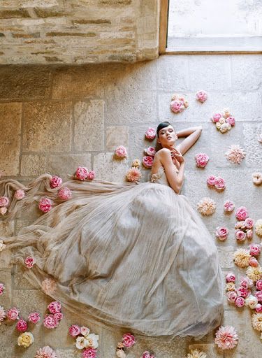 beautiful shot of the bride lying down in flowers Elizabeth Messina, Bridal Shoot, Here Comes The Bride, Wedding Photo Ideas, Bridal Portraits, Shoot Ideas, Fashion Photo, Bridal Style, Photoshoot Ideas