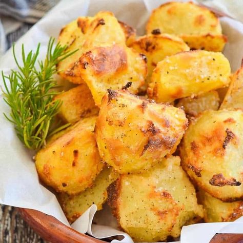 No Oil Healthy Roast Potatoes Potatoes Thanksgiving, Aquafaba Recipes, Vegan Potato Recipes, Crispy Roasted Potatoes, Low Fat Vegan Recipes, Vegan Thanksgiving Dinner, Oil Free Vegan Recipes, Corn Meal, Vegan Christmas Recipes