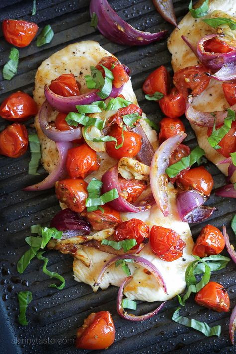 Chicken with Roasted Tomato and Red Onions – quick, light, and easy weeknight chicken dish. Easy Grilled Chicken, Roasted Tomato, Grilled Chicken Recipes, Skinny Taste Recipes, Red Onions, Food Tasting, On The Grill, Roasted Veggies, Roasted Tomatoes