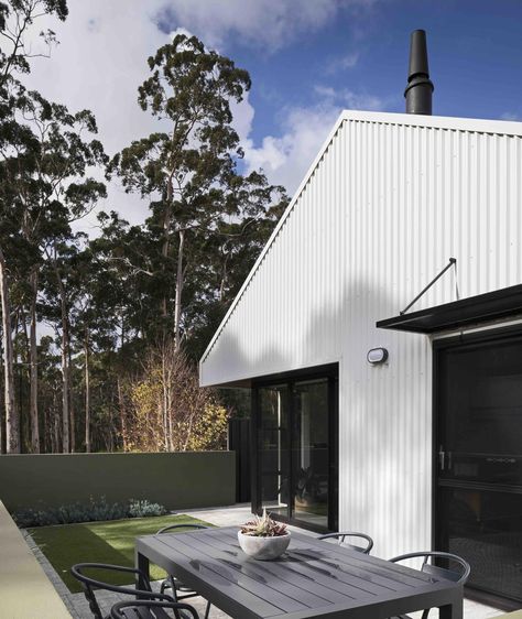 White Colourbond House, Colorbond House Colour Schemes, Surfmist Exterior, House Colour, Exterior Facade, Stunning Homes, Shed Home, House Cladding, Cladding Systems