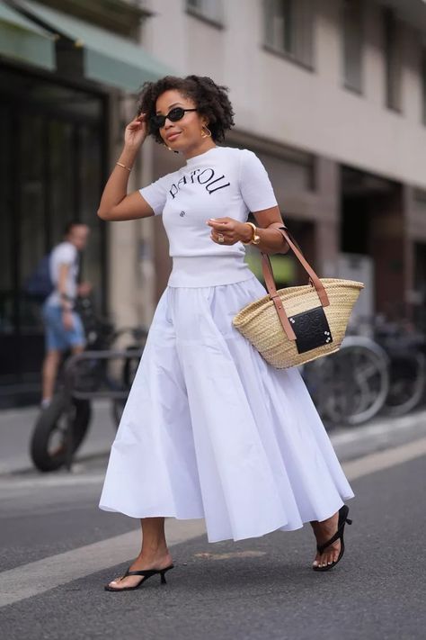 10 Versatile Ways To Wear A Midi Skirt White Outfits For Women, Midi Skirt Outfit, All White Outfit, Parisian Chic, White Outfits, French Fashion, Seasonal Fashion, Fashion Essentials, Parisian Style