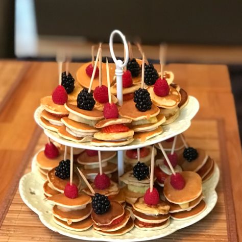 Minipancakes with fruits, Easydesserts, Pancake, Bites, Pinterest idea came to life Sweet Tapas Desserts, Mini Pancakes Ideas, Pancake Sticks, Pancake Skewers, Pancakes On A Stick, Pancake Party, Fruit Pancakes, Pancake Bites, Chocolate Dishes