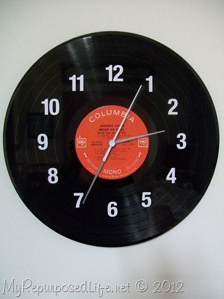 Take 2 Tuesday {repurpose everyday items} WOW! I am telling my age with this record turned into a clock!~ Vinyl Record Projects, Diy Record, Deco Tv, Vinyl Record Crafts, Record Crafts, Faux Walls, Vinyl Record Clock, Old Records, Record Clock