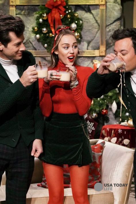 Miley Cyrus wanted to give modifying the lyrics to "Santa Baby" a shot, and really that's not a lot in 2018. During a "Tonight Show" skit Thursday the singer expressed her dissatisfaction with the words of the song written in 1953. #MileyCyrus #SantaBaby #Christmas #TonightShow Christmas Cute Outfits For Women, Miley Cyrus Christmas Outfit, Christmas Fashion 2022, Unique Christmas Outfits, Christmas Stroll Outfit, Casual Santa Outfit, Christmas Holidays Outfits, Rockstar Christmas Outfit, Old Hollywood Christmas Outfit