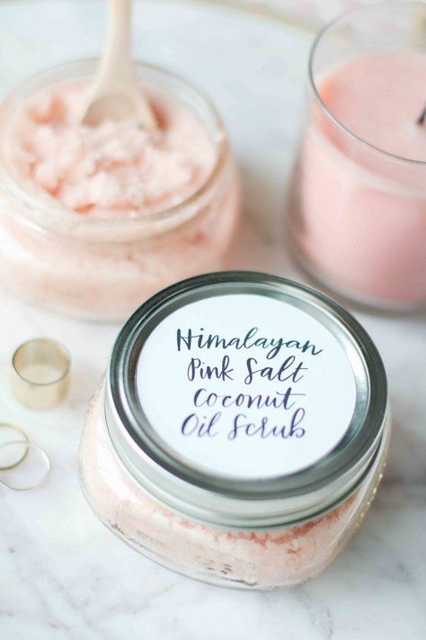 easy diy gift ideas on a budget Do It Yourself Tattoo, Salt Scrub Recipe, Coconut Oil Scrub, Diy Scrubs, Săpunuri Handmade, Salt Scrubs, Scrub Corpo, Body Scrub Recipe, Scrub Diy