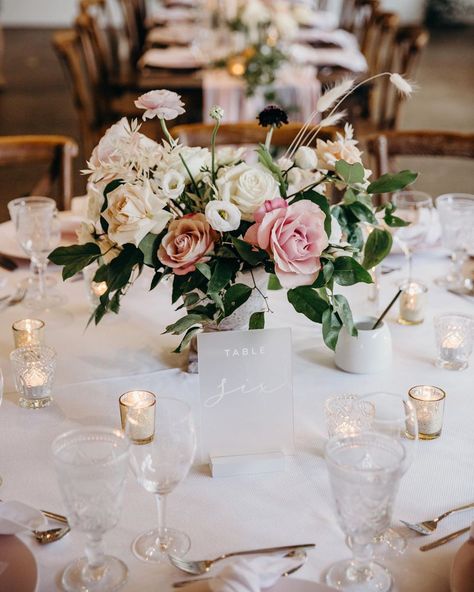 Round Table Centerpieces Wedding, Round Table Centerpieces, Minimal Wedding Decor, Centrepiece Ideas, Round Wedding Tables, Acrylic Table Numbers, Tafel Decor, Gold Wedding Decorations, Wedding Floral Centerpieces