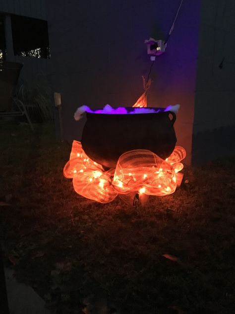 Witches pot Horse Trailer Halloween Decorations, Witch House Trunk Or Treat, Witch Themed Trunk Or Treat Ideas, Trunk Or Treat Witches Cauldron, Hocus Pocus Car Decorations, Hocus Pocus Parade Float, Potions Trunk Or Treat, Trunk Or Treat Ideas For Hocus Pocus, Front Yard Witch Decor