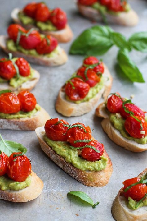 Veggie Canapes, Healthy Canapes, Avocado Crostini, Tomato Crostini, Canapes Faciles, Crostini Appetizers, Cocktail Party Food, Crostini Recipes, Tomato Avocado