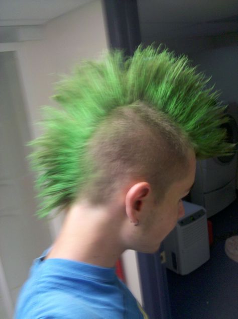 Image result for green mohawk Goth Aesthetic Hair, Aesthetic Hair Styles, Green Mohawk, Leg Scars, Mohawk Hairstyles Men, Punk Boy, New Halloween Costumes, Punk Pins, Mohawk Hairstyles