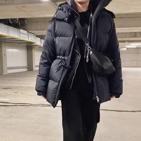 Pufferjacket, downjacket, arket, black jacket, details, winter 2022 Arket Down Puffer Coat, Down Puffer Coat Arket, Down Puffer Jacket Arket, Puffer Coat Arket, Social Media Coordinator, Styling Outfits, Black Puffer Coat, Down Puffer Coat, Styling Inspiration