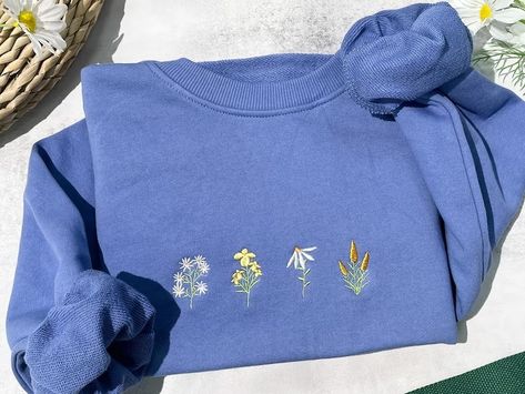 Crewneck Daisy Sweatshirt Embroideredembroidered Sweatshirt - Etsy Australia Daisy Sweatshirt, Kawaii Sweatshirt, Flower Sweatshirt, Gifts For Girlfriend, Hoodie Size Chart, Sweatshirt Vintage, Embroidered Sweatshirt, Embroidered Sweatshirts, Vintage Sweatshirt