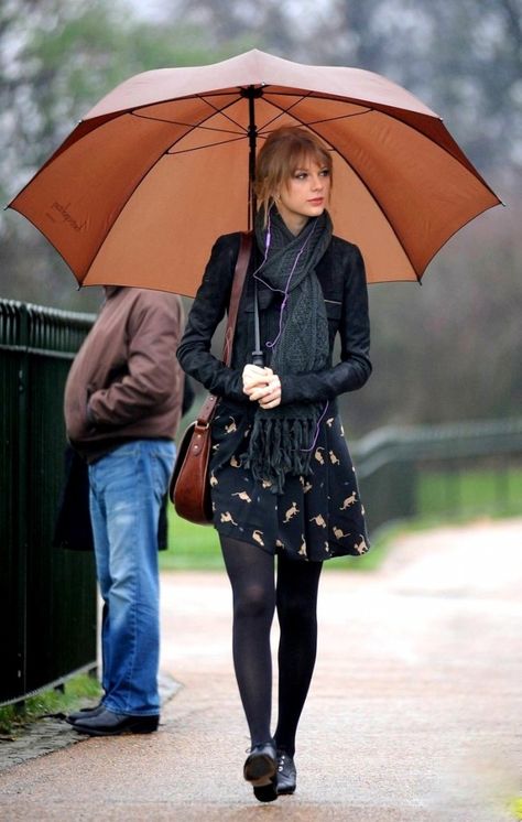 Rainy Road, Rainy Day Outfit For Work, Holding An Umbrella, Red Era, Rok Mini, Cold Weather Outfit, Taylor Swift Outfits, Maria B, Cold Weather Outfits