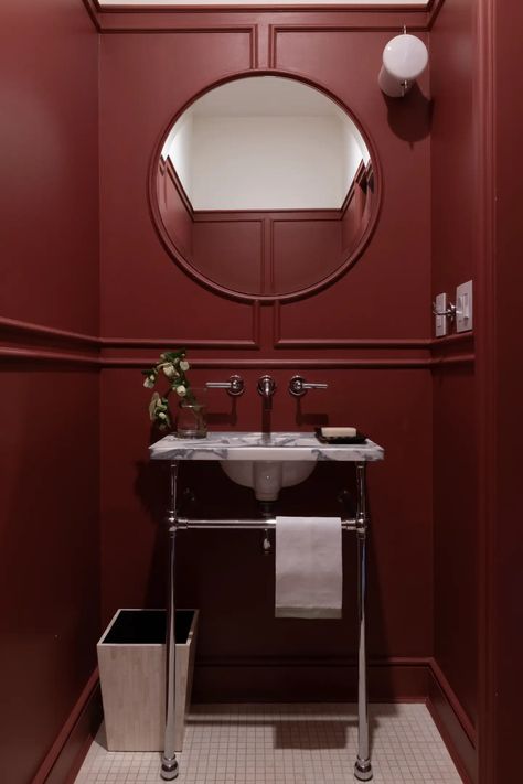 Red Bathroom Decor Ideas, Toilets Modern, Maroon Bathroom, Toilet Makeover, Parisian Chic Bedroom, Burgundy Bathroom, Toilet Modern, Beautiful Powder Rooms, Red Bathroom Accessories