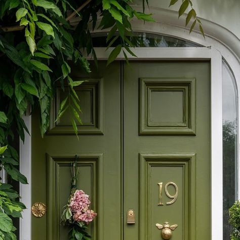 Farrow & Ball on Instagram: "Three bold and beautiful front doors 🏡  But which do you love the most? Let us know your favourite in the comments.  1. #Bancha by @yesterhome with photography by @alexstylesphoto and styling by @lifeofaninteriorstylist @peonylaneinteriors  2. #CooksBlue by @gettingstuffdoneinheels   3. #NancysBlushes by @suzi.ecarpenter  #FarrowandBall #frotndoor #paintcolours" Olive Green Door, Farrow And Ball Front Door Colours, Green Door House, Bee Door Knocker, Bright Front Doors, Victorian Front Door, Green Front Door, Typical British, Rustic Front Door