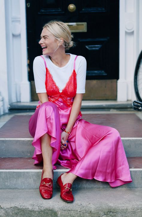 How to Dress Like a Londoner, According to the Capital's Fashion Experts. Wearing Red, Fashion Editor, Red Shoes, Fashion Mode, London Fashion, Pink Fashion, Look Fashion, White Shirt, Spring Summer Fashion