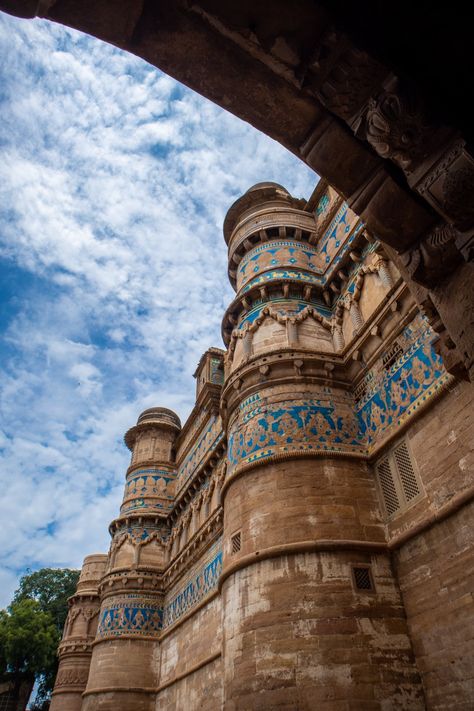 One of the oldest forts in Madhya Pradesh as well as in India, Gwalior Fort is known for its stunning architecture and unique history. Sprawling and offering unforgettable city views, this hill fort has been ruled by dynasties of different kingdoms over the years. It is also considered as one of the most impenetrable forts in the country. Hence, if you are passionate about different cultures and their past glories, a visit to Gwalior Fort is a must. Gwalior Fort Night View, Madhya Pradesh Aesthetic, Fort Aesthetic, Gwalior City, Satya Sanatan, Gwalior Fort, India Places, Travel India Beautiful Places, Indian Temple Architecture