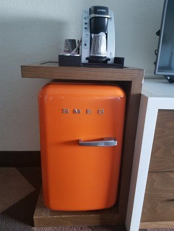 A retro mini fridge made to look like an SMEG refrigerator Aesthetic Refrigerator, Mini Fridge Decor, Smeg Mini Fridge, Mini Fridge Bar, Mini Fridge In Bedroom, Retro Style Aesthetic, Mini Fridge Cabinet, Retro Mini Fridge, Smeg Refrigerator