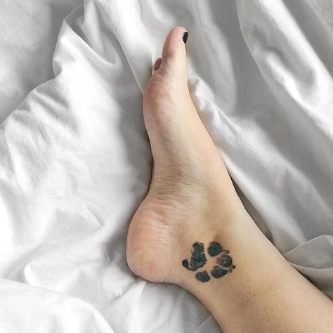 Dog Pawprint Tattoo, Popular Tattoo Designs, Tatoo Dog, Dog Print Tattoo, Dog Memorial Tattoos, Pawprint Tattoo, Dog Paw Tattoo, Paw Tattoo, Omerta Tattoo