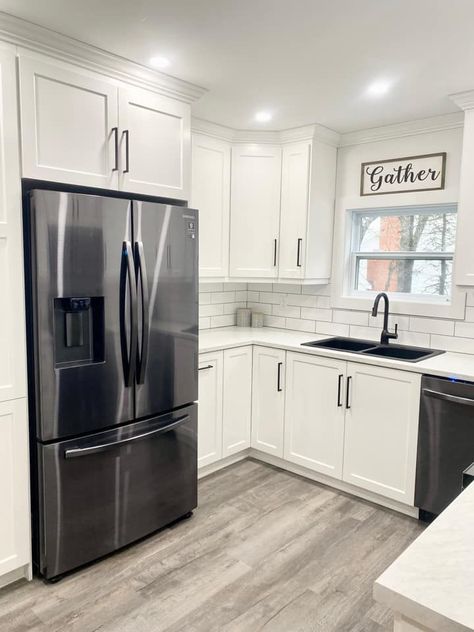 Grey Floor Wood Cabinets, Gray Floor Kitchen Ideas, White Floor Kitchen Ideas, Grey And White Kitchen Decor, Small Black And White Kitchen, Kitchen Schemes, Grey Wood Floors Kitchen, Small Kitchen Storage Hacks, Grey Kitchen Floor