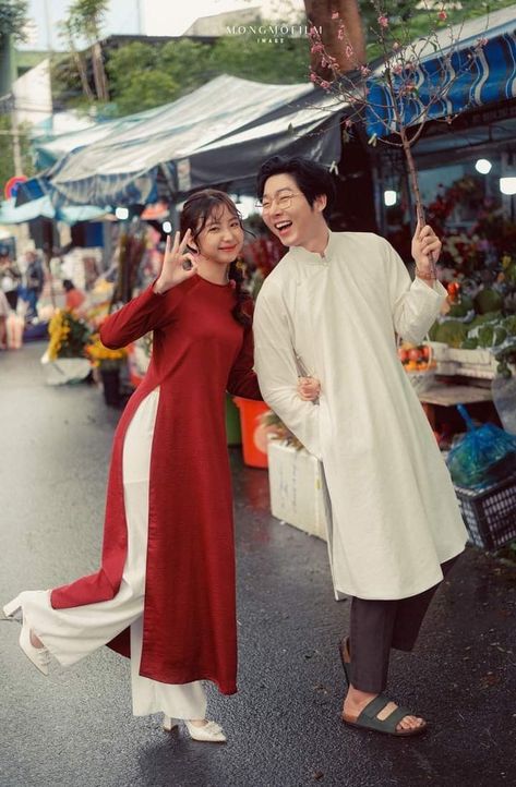 Ao Dai Couple, Raya Outfit, Vietnam Wedding, Pre Wedding Shoot Ideas, Couple Fits, Cute Couples Hugging, Human Poses, Pre Wedding Photos, Couple Shoot