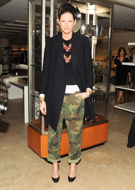 Before most of us even knew we liked camo, she was rocking the print in baggy, rolled pants. Simple White Jumpsuit, Jenna Lyons Style, Green Sequin Skirt, Jenna Lyons, Style Désinvolte Chic, Casual Chique, Popsugar Fashion, Camo Pants, Style Crush