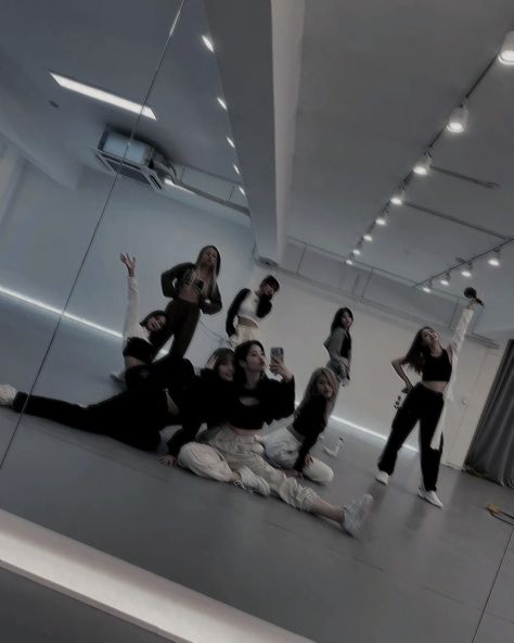 Aesthetic Dance Pictures Hip Hop, Hip Hop Dance Class Aesthetic, Dance Aesthetic Hip Hop Pics, Dancer Astethic Hip Hop, Kpop Dancing Aesthetic, Dancer Aesthetic Kpop, Dance Show Aesthetic, Dance Aesthetic Kpop, Kpop Dance Aesthetic