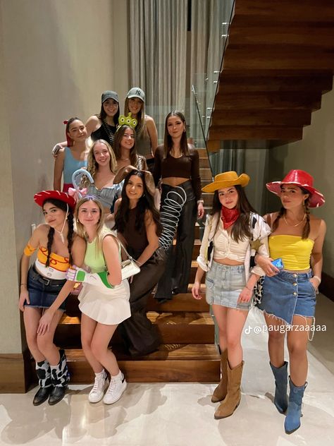 Christmas Carnival Outfit, Group Carnival Costumes, Cute Group Costume Ideas, Big Friend Group Halloween Costumes, Willy Wonka Group Costume, Group Costume For 5, Carnival Costumes Ideas Group, Group Dress Up Ideas, 8 People Halloween Costumes