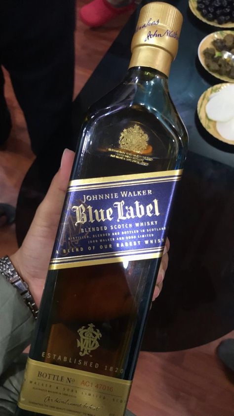 Blue Label Snap, Blue Label Whisky, Wine Pub, Johnny Walker, Johnny Walker Blue Label, Liqueur Drinks, Eating Food Funny, Poppin Bottles, Bad Girl Wallpaper