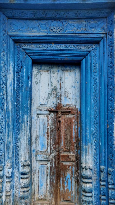 Almost every kumauni homes have at least one blue door with a design on the sides to enhance the beauty. Some pahari things are just unique in their own ways. Kumauni Painting, Himachal Pradesh Culture, Garhwali Culture, Cottage Cafe, Cafe Mood Board, College Magazine, Blue Doors, Indian Doors, Diy Furniture Decor