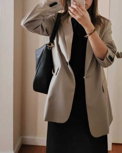 Black midi dress, beige blazer, and black hobo bag. Black Dress Beige Blazer, Black Dress With Blazer, Dress And Blazer Outfit, Black Hobo Bag, Khaki Blazer, Beige Blazer, Beige Jacket, Dress Beige, Black Midi